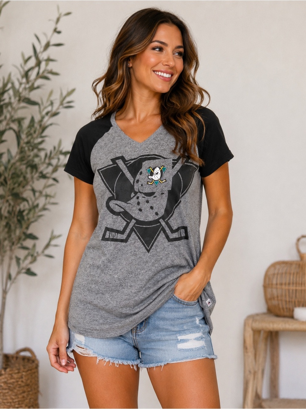 NWT Women’s Anaheim Mighty Ducks Majestic Grey and Black Hockey Graphic Tee 2XL